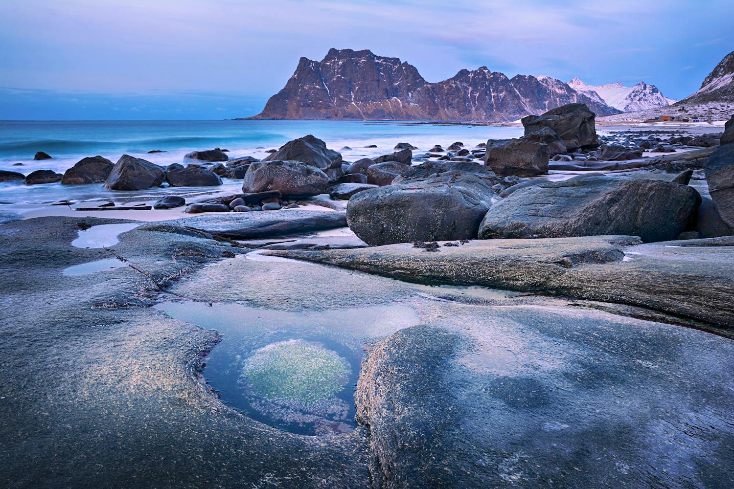 Bjerge fotograferet i den blå time.
